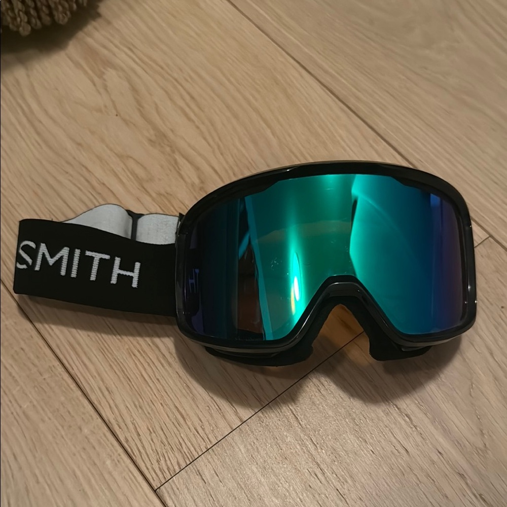 Smith goggles in black with a ChromaPop Everyday Green Mirror lens
